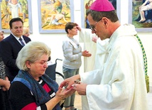 Wizycie biskupa w lecznicy towarzyszyły trzy znaki: obecność przy łóżkach pacjentów, sakrament namaszczenia i modlitwa.
