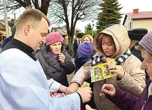 Ks. Maksymilian Wójtowicz kwestował w Dębicy na rzecz oratorium, które prowadzi.