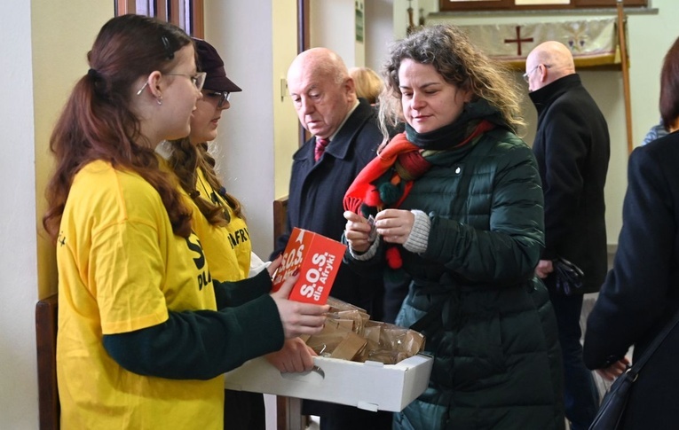 Wolontariuszki Zosia i Daria znów zaangażowały się w akcję "Wyślij pączka do Afryki".