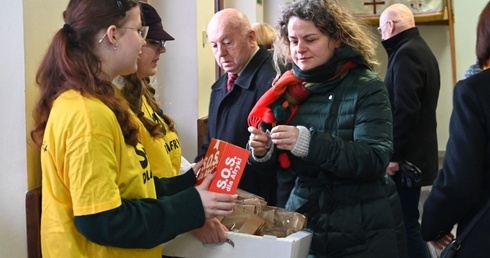 Wolontariuszki Zosia i Daria znów zaangażowały się w akcję "Wyślij pączka do Afryki".