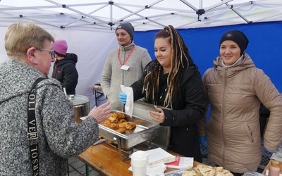 Akcja "Cała Polska smaży pączki" na żywieckim Rynku.