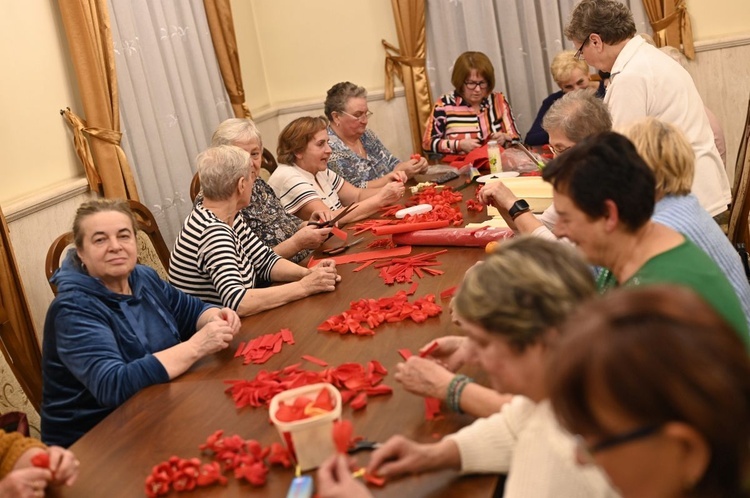 Aktywne seniorki w domu parafialnym w Hałcnowie