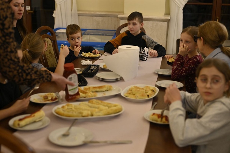 Ferie z rodzicami w parafialnej kawiarence DoloRosa w Hałcnowie