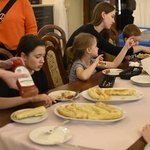 Ferie z rodzicami w parafialnej kawiarence DoloRosa w Hałcnowie