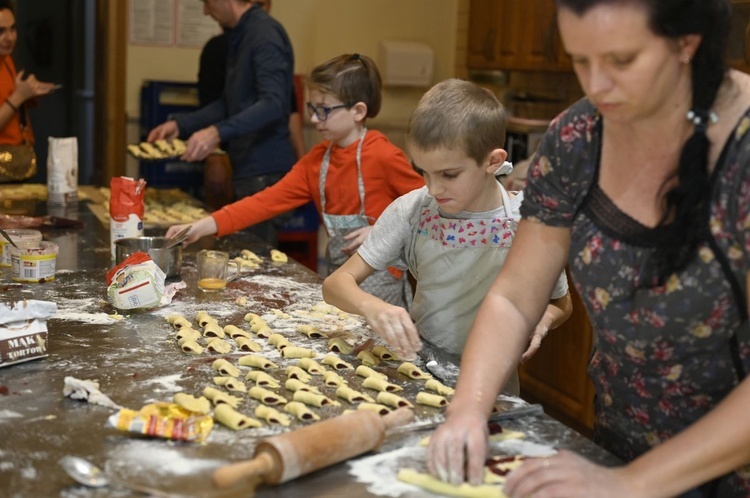 Ferie z rodzicami w parafialnej kawiarence DoloRosa w Hałcnowie