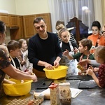 Ferie z rodzicami w parafialnej kawiarence DoloRosa w Hałcnowie