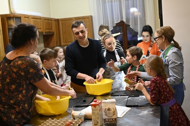 Ferie z rodzicami w parafialnej kawiarence DoloRosa w Hałcnowie