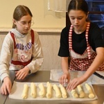 Ferie z rodzicami w parafialnej kawiarence DoloRosa w Hałcnowie