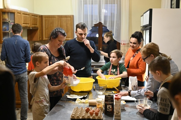 Ferie z rodzicami w parafialnej kawiarence DoloRosa w Hałcnowie