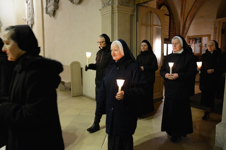 Liturgia stacyjna w Opolu. Procesja do kościoła oo. franciszkanów