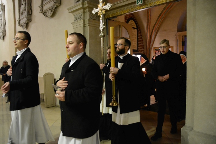 Liturgia stacyjna w Opolu. Procesja do kościoła oo. franciszkanów