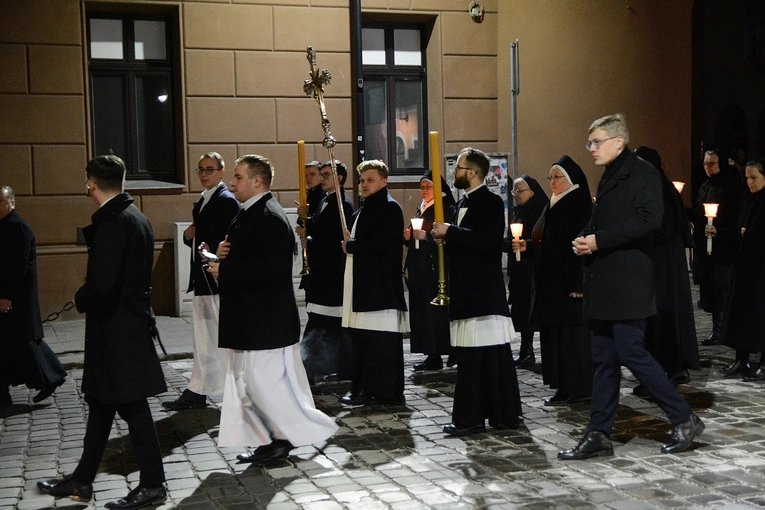 Liturgia stacyjna w Opolu. Procesja do kościoła oo. franciszkanów