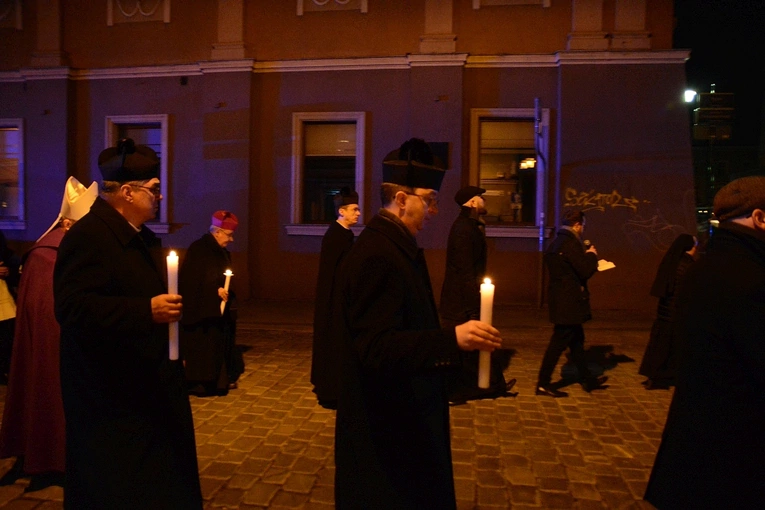 Liturgia stacyjna w Opolu. Procesja do kościoła oo. franciszkanów