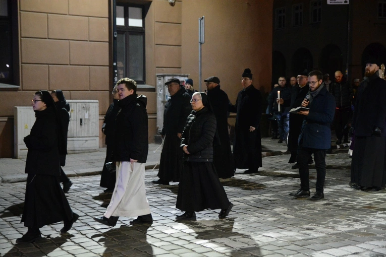 Liturgia stacyjna w Opolu. Procesja do kościoła oo. franciszkanów