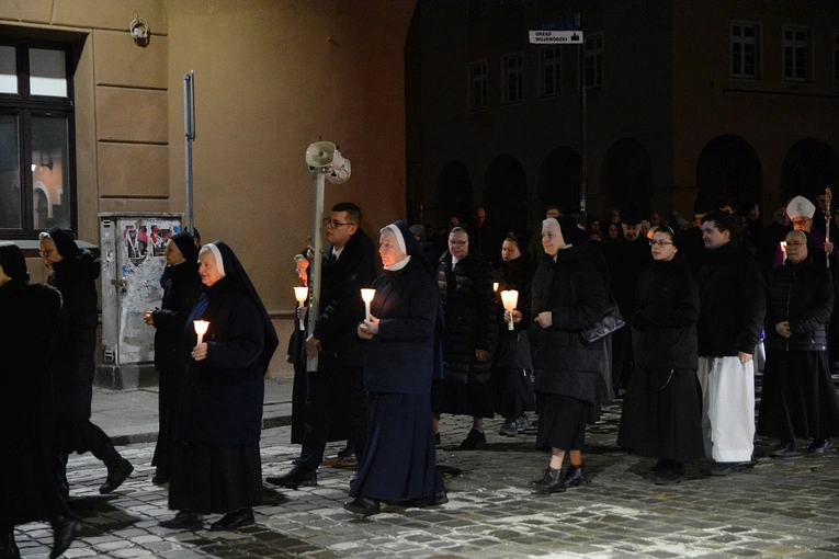 Liturgia stacyjna w Opolu. Procesja do kościoła oo. franciszkanów