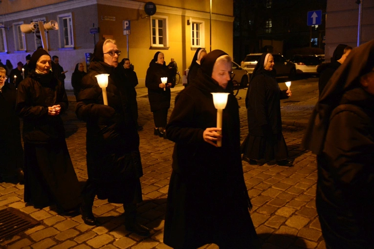 Liturgia stacyjna w Opolu. Procesja do kościoła oo. franciszkanów