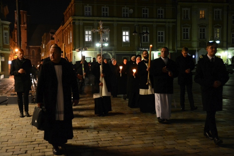 Liturgia stacyjna w Opolu. Procesja do kościoła oo. franciszkanów