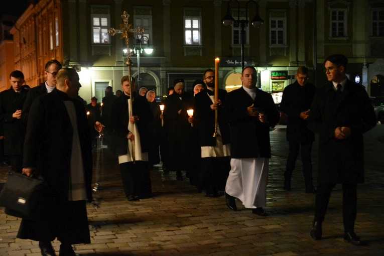 Liturgia stacyjna w Opolu. Procesja do kościoła oo. franciszkanów