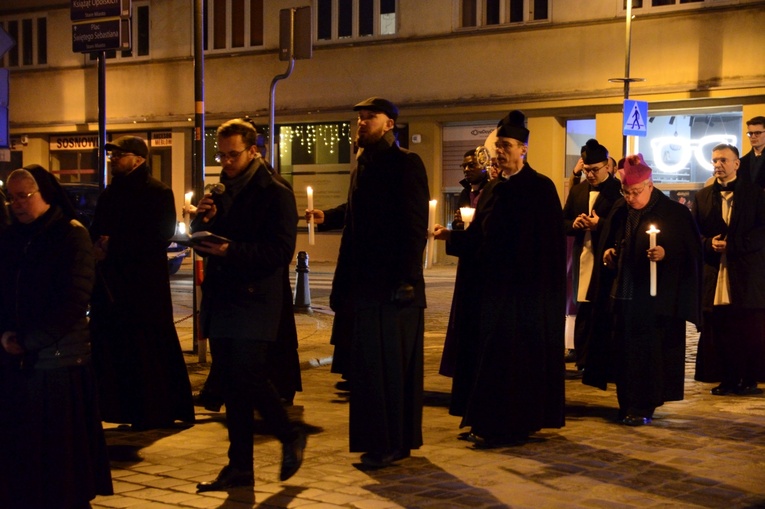 Liturgia stacyjna w Opolu. Procesja do kościoła oo. franciszkanów