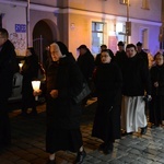 Liturgia stacyjna w Opolu. Procesja do kościoła oo. franciszkanów