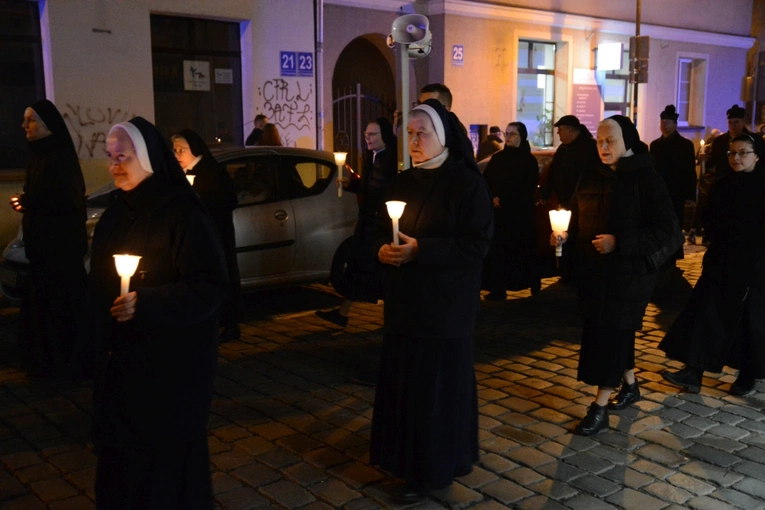 Liturgia stacyjna w Opolu. Procesja do kościoła oo. franciszkanów