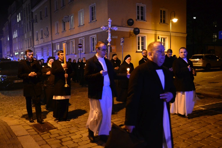 Liturgia stacyjna w Opolu. Procesja do kościoła oo. franciszkanów