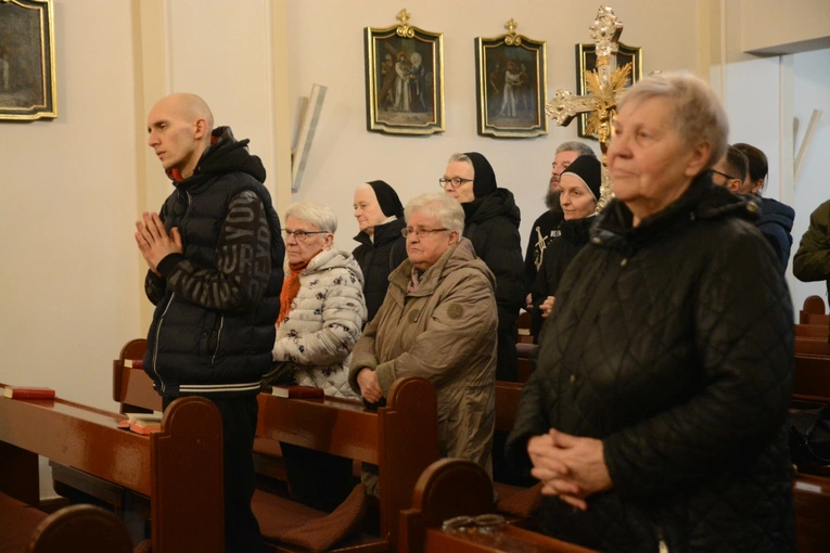 Liturgia stacyjna w Opolu. Procesja do kościoła oo. franciszkanów