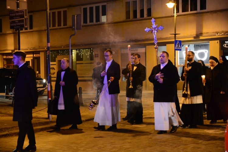 Liturgia stacyjna w Opolu. Procesja do kościoła oo. franciszkanów