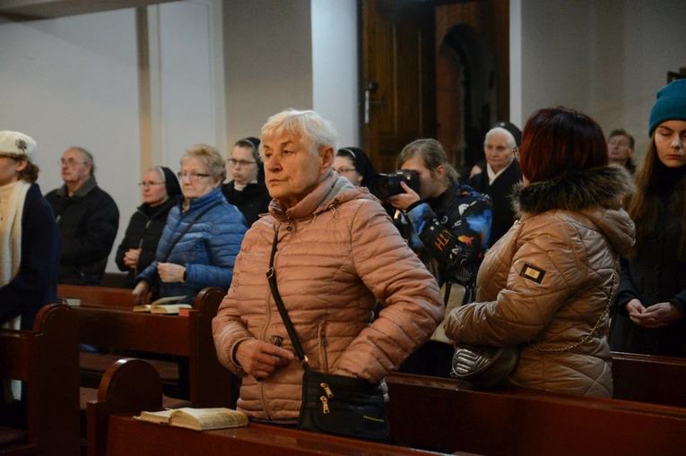 Liturgia stacyjna w Opolu. Procesja do kościoła oo. franciszkanów