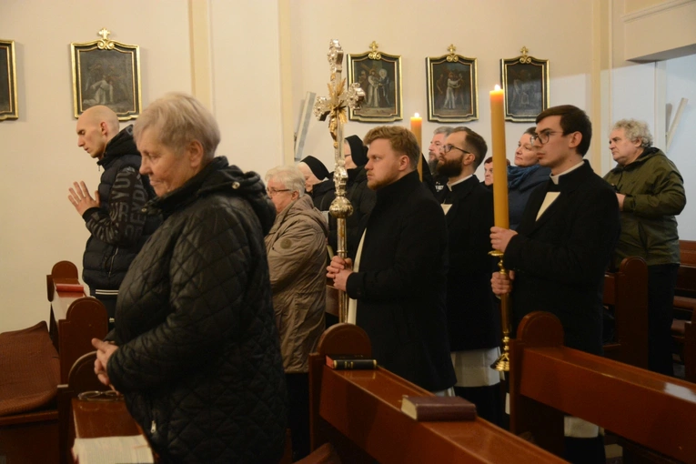 Liturgia stacyjna w Opolu. Procesja do kościoła oo. franciszkanów