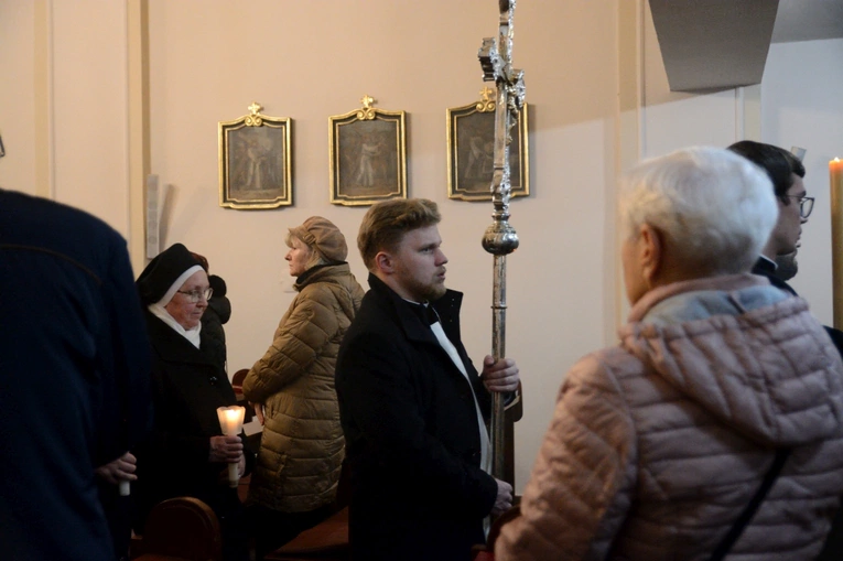 Liturgia stacyjna w Opolu. Procesja do kościoła oo. franciszkanów