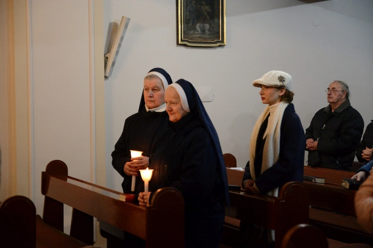 Liturgia stacyjna w Opolu. Procesja do kościoła oo. franciszkanów