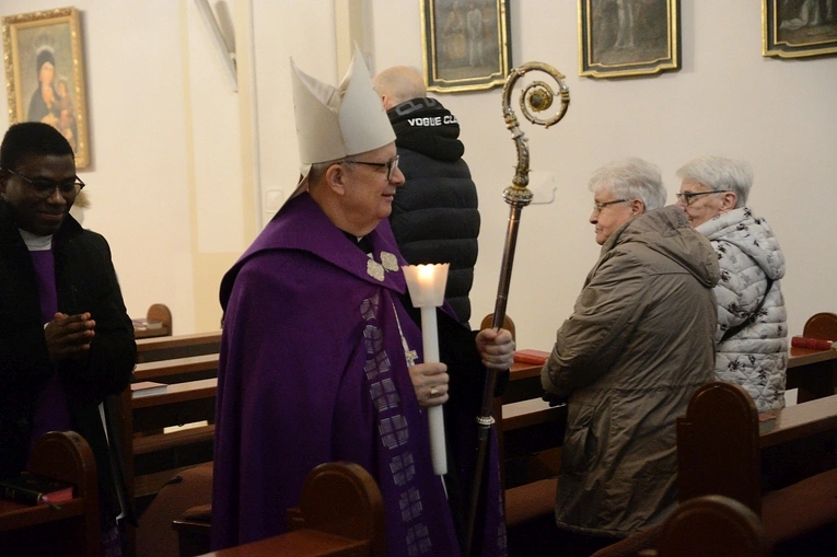 Liturgia stacyjna w Opolu. Procesja do kościoła oo. franciszkanów