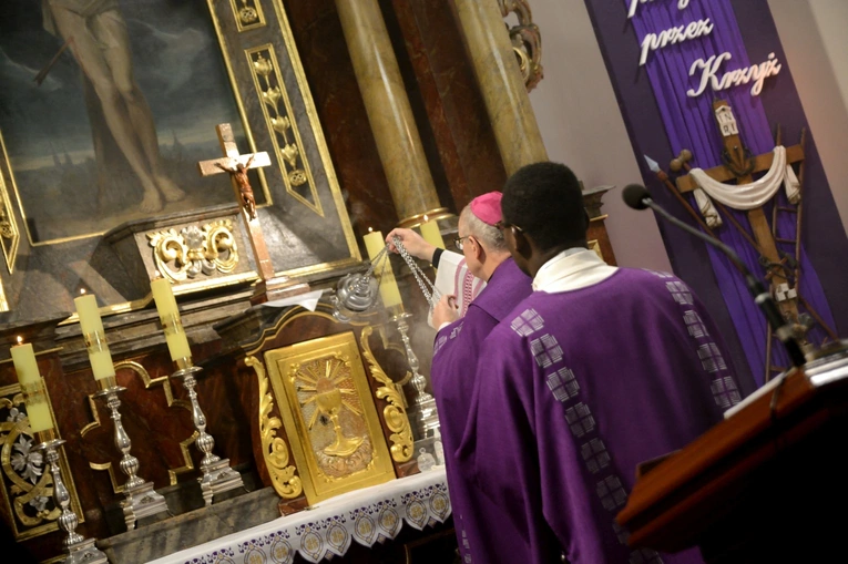 Liturgia stacyjna w Opolu. Procesja do kościoła oo. franciszkanów