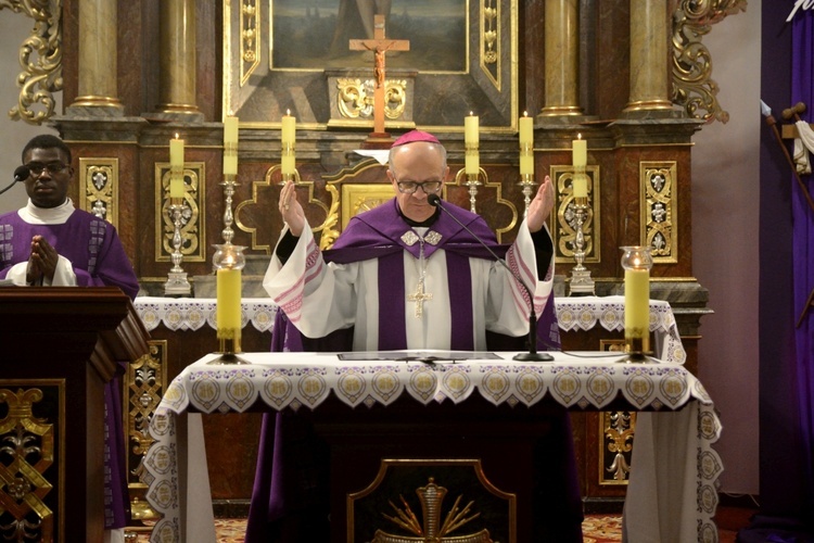 Liturgia stacyjna w Opolu. Procesja do kościoła oo. franciszkanów