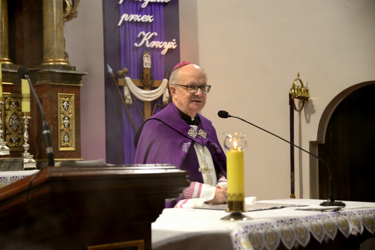 Liturgia stacyjna w Opolu. Procesja do kościoła oo. franciszkanów