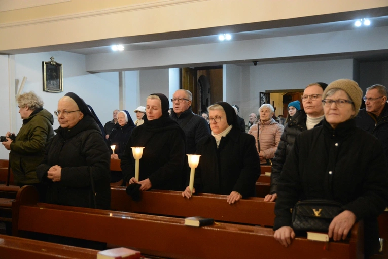 Liturgia stacyjna w Opolu. Procesja do kościoła oo. franciszkanów