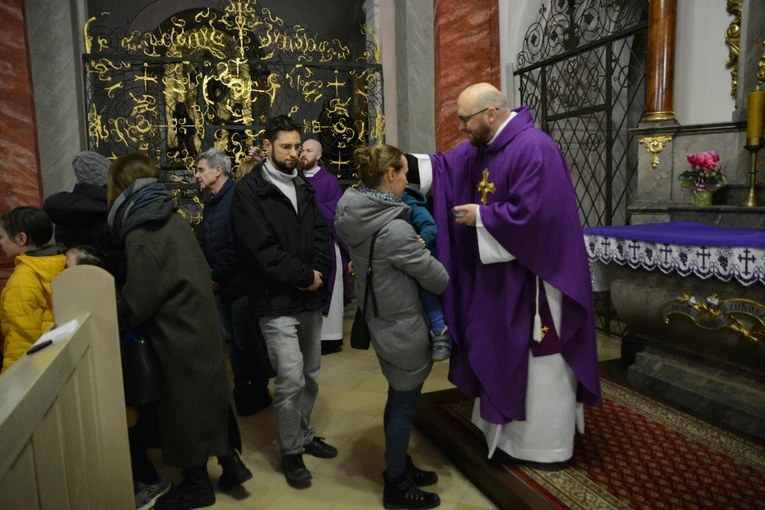 Liturgia stacyjna w Opolu. Msza św. z obrzędem posypania głów popiołem