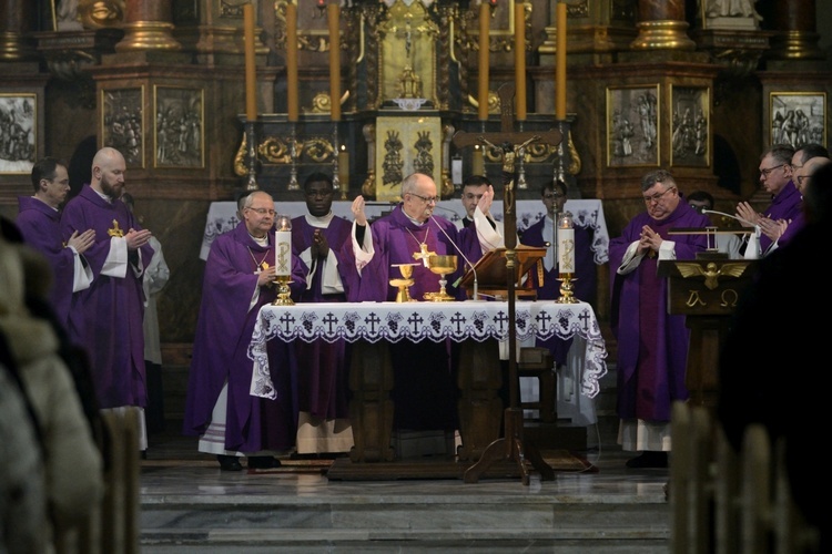 Liturgia stacyjna w Opolu. Msza św. z obrzędem posypania głów popiołem