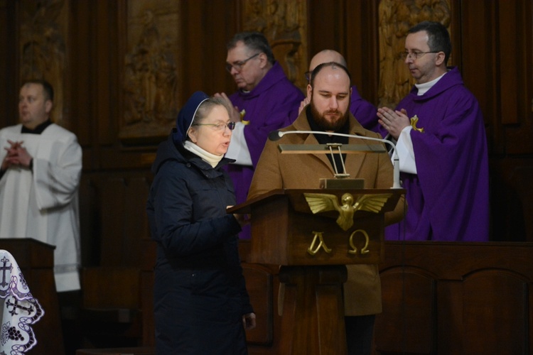 Liturgia stacyjna w Opolu. Msza św. z obrzędem posypania głów popiołem