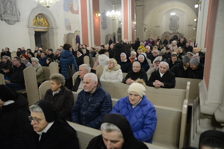 Liturgia stacyjna w Opolu. Msza św. z obrzędem posypania głów popiołem