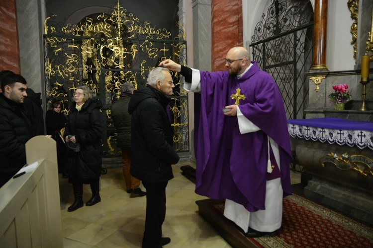 Liturgia stacyjna w Opolu. Msza św. z obrzędem posypania głów popiołem