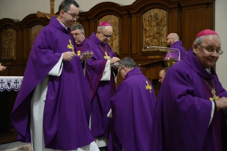 Liturgia stacyjna w Opolu. Msza św. z obrzędem posypania głów popiołem