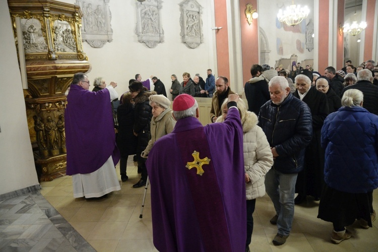 Liturgia stacyjna w Opolu. Msza św. z obrzędem posypania głów popiołem