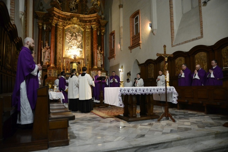 Liturgia stacyjna w Opolu. Msza św. z obrzędem posypania głów popiołem