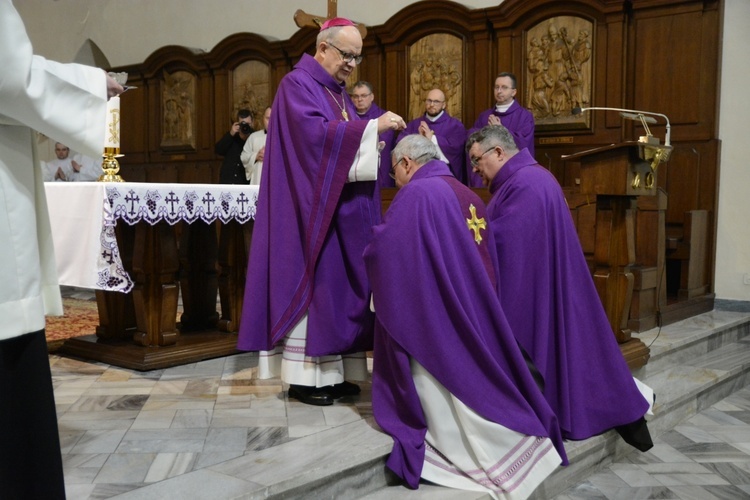 Liturgia stacyjna w Opolu. Msza św. z obrzędem posypania głów popiołem