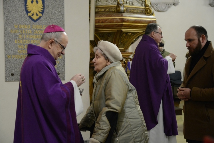 Liturgia stacyjna w Opolu. Msza św. z obrzędem posypania głów popiołem