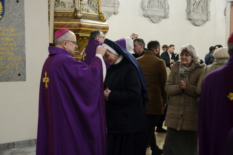 Liturgia stacyjna w Opolu. Msza św. z obrzędem posypania głów popiołem