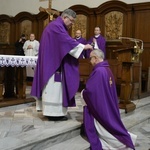 Liturgia stacyjna w Opolu. Msza św. z obrzędem posypania głów popiołem