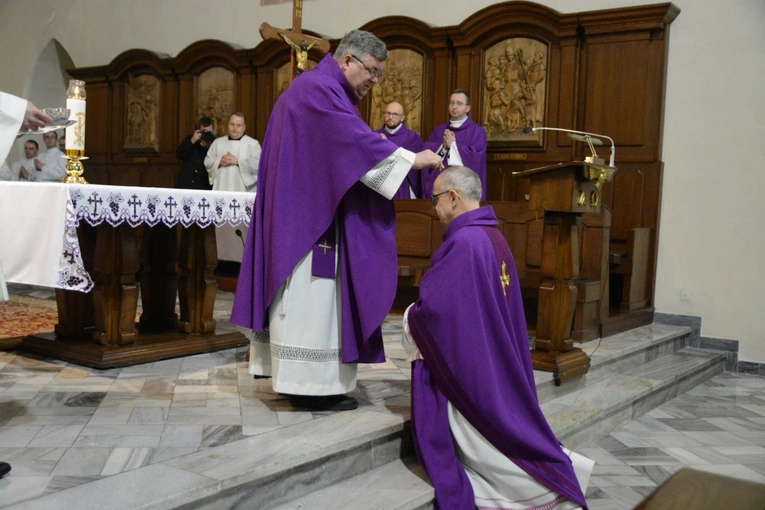 Liturgia stacyjna w Opolu. Msza św. z obrzędem posypania głów popiołem